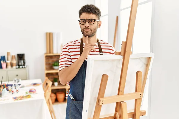 Arab Young Man Art Studio Thinking Concentrated Doubt Finger Chin — Stock Photo, Image