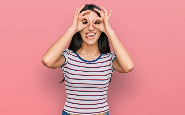 Una Joven Hispana Con Una Camiseta Rayas Casuales Haciendo Buen — Foto de Stock