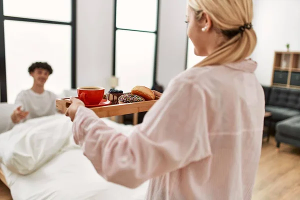 Vrouw Verrassen Haar Vriendje Met Ontbijt Het Bed Thuis — Stockfoto