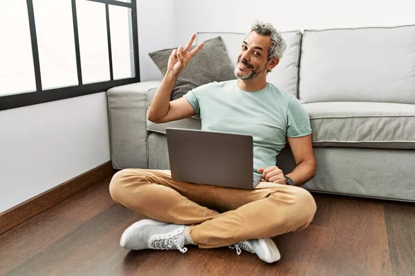 Hombre Hispano Mediana Edad Usando Portátil Sentado Suelo Sala Estar — Foto de Stock