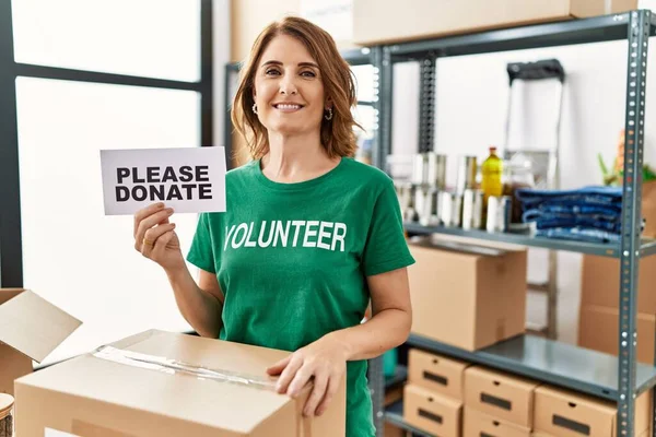 Middle Age Woman Wearing Volunteer Shirt Holding Please Donate Banner — Stock Photo, Image