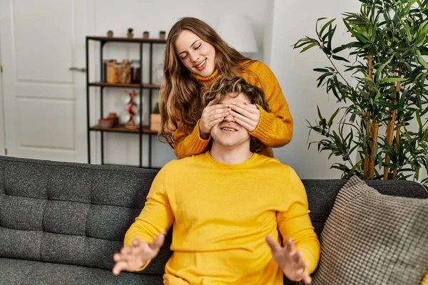 Kafkasyalı Genç Bir Çift Gülümsüyor Şaşırtıcı Bir Şekilde Evde Gözleri — Stok fotoğraf