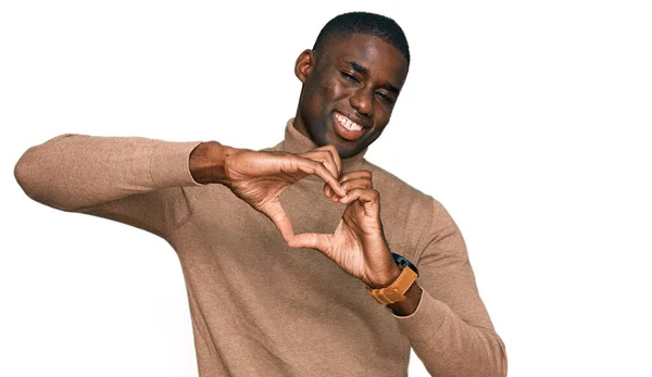 Giovane Uomo Afro Americano Indossa Maglione Invernale Casual Sorridente Amore — Foto Stock