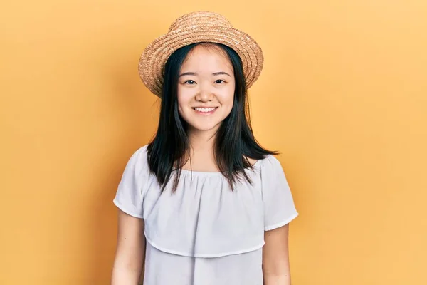 Mladá Číňanka Letním Klobouku Vypadá Pozitivně Šťastně Stojící Usmívá Sebevědomým — Stock fotografie