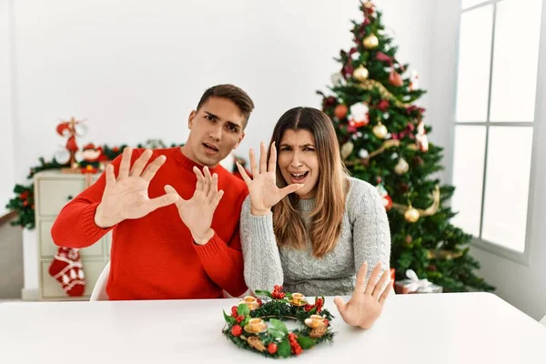 Jong Latijns Amerikaans Echtpaar Zit Aan Tafel Kerst Bang Doodsbang — Stockfoto