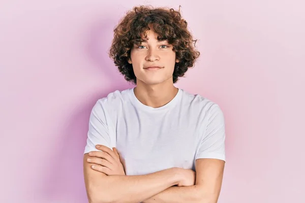 Hombre Joven Guapo Con Camiseta Blanca Casual Cara Feliz Sonriendo — Foto de Stock