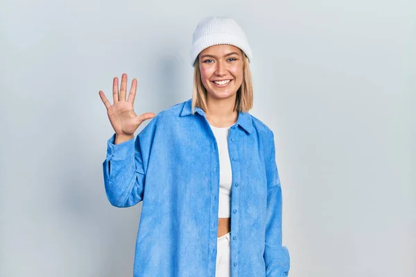 Schöne Blonde Frau Trägt Wollmütze Und Zeigt Mit Finger Nummer — Stockfoto