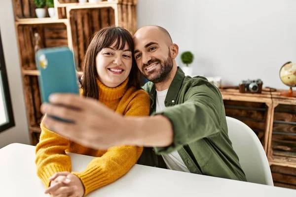 Joven Pareja Hispana Sonriendo Feliz Hacer Selfie Por Teléfono Inteligente — Foto de Stock