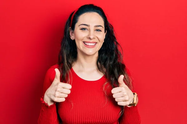 가볍게 성공하는 스페인 여자는 손으로 적극적 몸짓을 손가락으로 웃으며 행복하게 — 스톡 사진