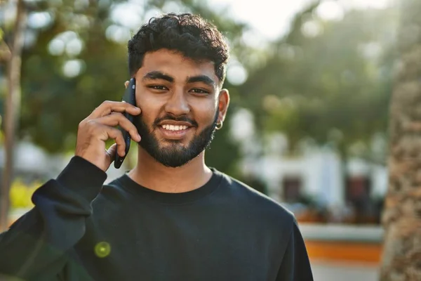 Genç Arap Adam Gülümsüyor Parktaki Akıllı Telefondan Konuşuyor — Stok fotoğraf