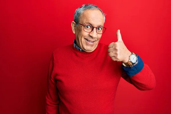 Bello Uomo Anziano Con Capelli Grigi Che Indossa Abiti Casual — Foto Stock