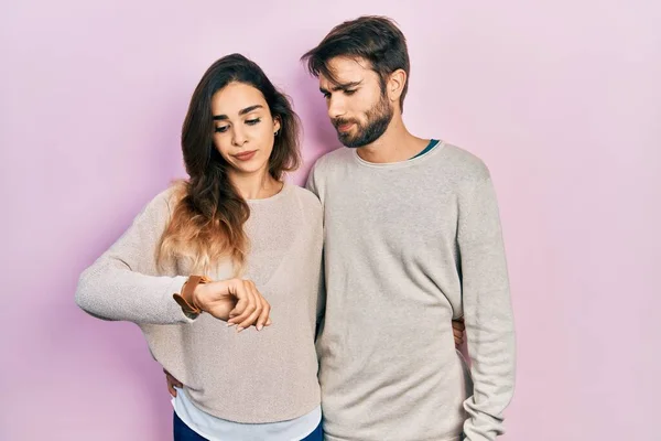 Junges Hispanisches Paar Lässiger Kleidung Das Der Armbanduhr Die Uhrzeit — Stockfoto