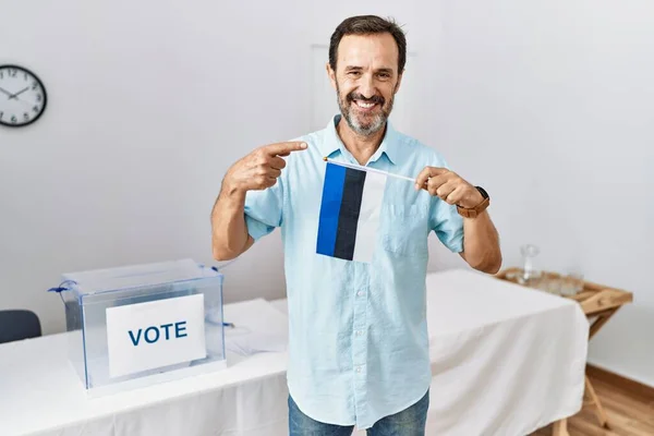 Homem Meia Idade Com Barba Eleição Campanha Política Segurando Bandeira — Fotografia de Stock