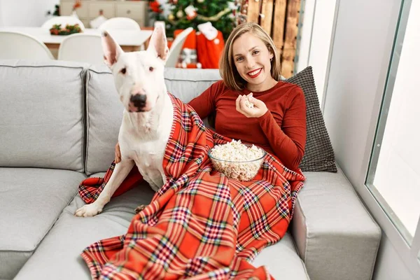 Giovane Donna Caucasica Guardando Film Seduto Con Cane Albero Natale — Foto Stock