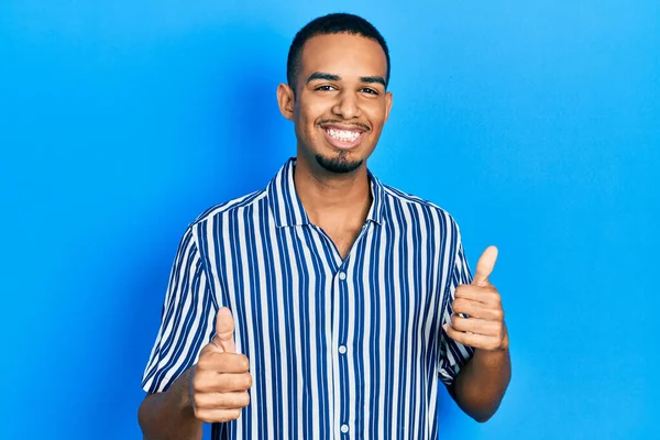 Giovane Uomo Afroamericano Indossa Abiti Casual Segno Successo Facendo Gesto — Foto Stock