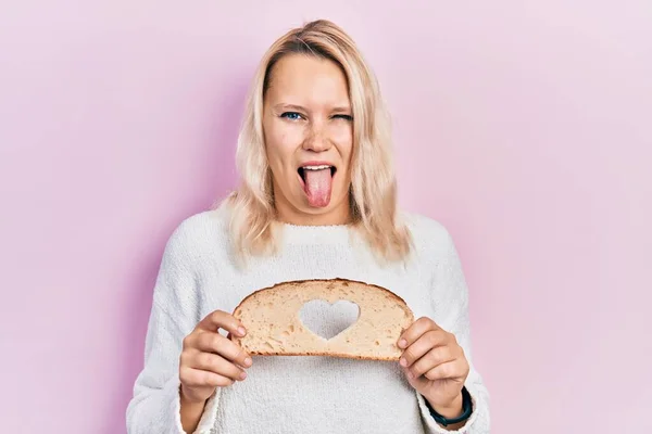 Vacker Kaukasiska Blond Kvinna Håller Bröd Limpa Med Hjärtform Sticker — Stockfoto