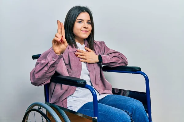 Junge Brünette Frau Rollstuhl Lächelnd Fluchend Mit Hand Auf Brust — Stockfoto