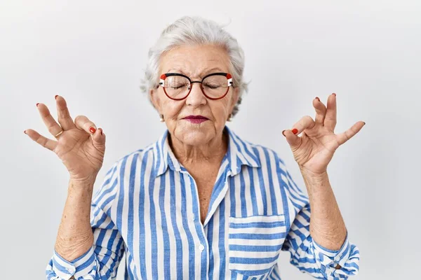 Donna Anziana Con Capelli Grigi Piedi Sfondo Bianco Rilassarsi Sorridere — Foto Stock