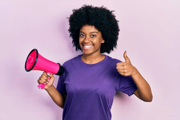 Afro Amerikalı Genç Bir Kadın Megafonla Bağırıyor Mutlu Olumlu Gülümsüyor — Stok fotoğraf