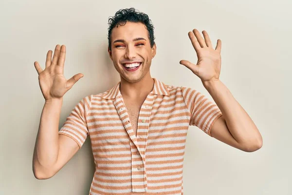 Hombre Guapo Usando Maquillaje Usando Camiseta Casual Mostrando Apuntando Hacia — Foto de Stock