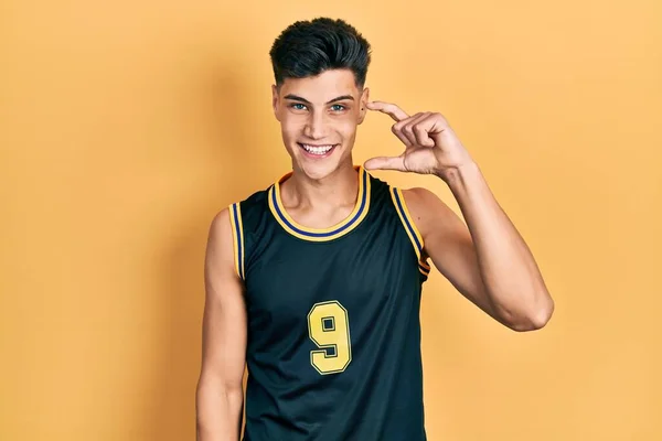 Νεαρός Ισπανός Που Φοράει Στολή Μπάσκετ Χαμογελαστός Και Αυτοπεποίθηση Γοητεύει — Φωτογραφία Αρχείου
