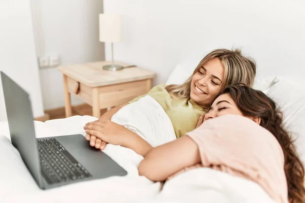Genç Çift Yatak Odasında Dizüstü Bilgisayar Kullanarak Film Izliyor — Stok fotoğraf