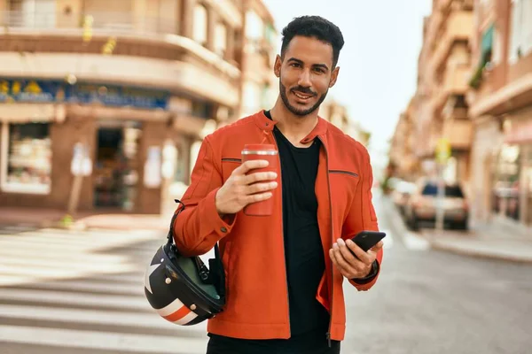Ung Latinamerikan Man Med Smartphone Dricka Kaffe Hjälm Staden — Stockfoto