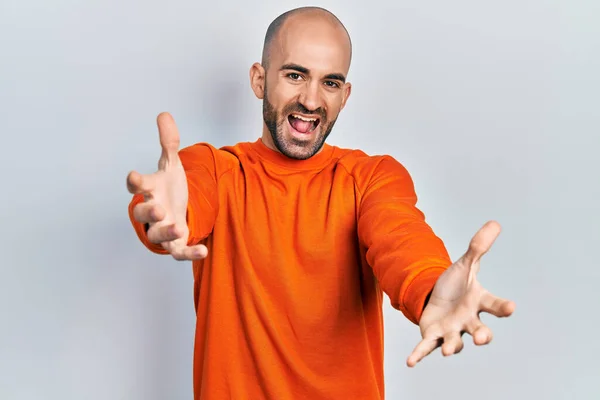 Jovem Careca Vestindo Roupas Casuais Olhando Para Câmera Sorrindo Braços — Fotografia de Stock