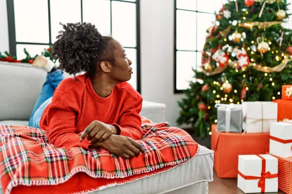 Junge Afrikanisch Amerikanische Frau Liegt Auf Dem Sofa Weihnachtsbaum Zur — Stockfoto