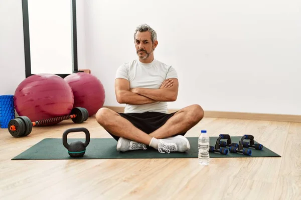 Homem Hispânico Meia Idade Sentado Tapete Treinamento Ginásio Cético Nervoso — Fotografia de Stock