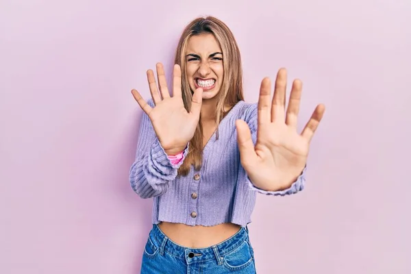 Vacker Latinamerikansk Kvinna Klädd Avslappnad Skjorta Rädd Och Livrädd Med — Stockfoto