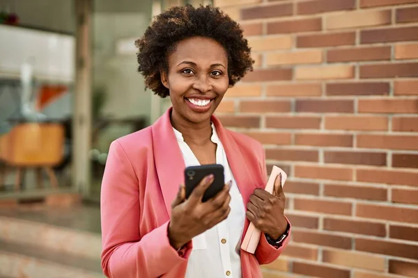 Mulher Americana Africana Negócios Bonita Com Cabelo Afro Sorrindo Feliz — Fotografia de Stock
