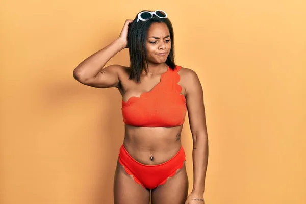 Bikini Giyen Afro Amerikalı Genç Bir Kızın Kafası Karışmış Soru — Stok fotoğraf