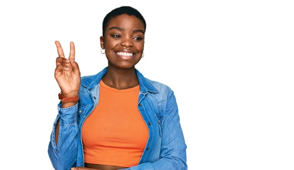 Jovem Afro Americana Vestindo Roupas Casuais Sorrindo Olhando Para Câmera — Fotografia de Stock