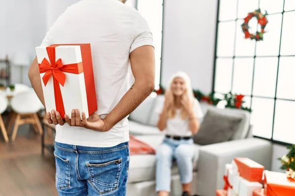 Evinde Noel Hediyesiyle Bir Erkek Sürpriz Yapıyor — Stok fotoğraf