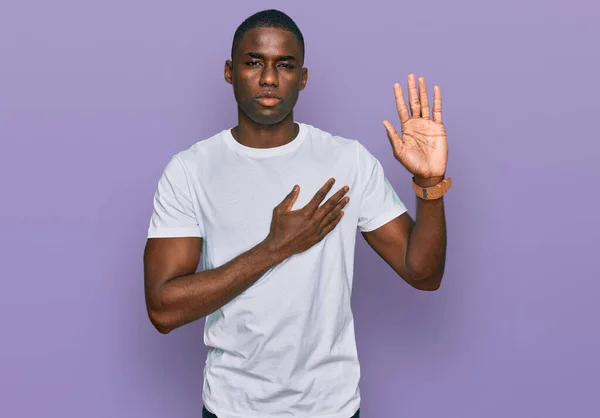 Jovem Afro Americano Vestindo Casual Shirt Branca Jurando Com Mão — Fotografia de Stock