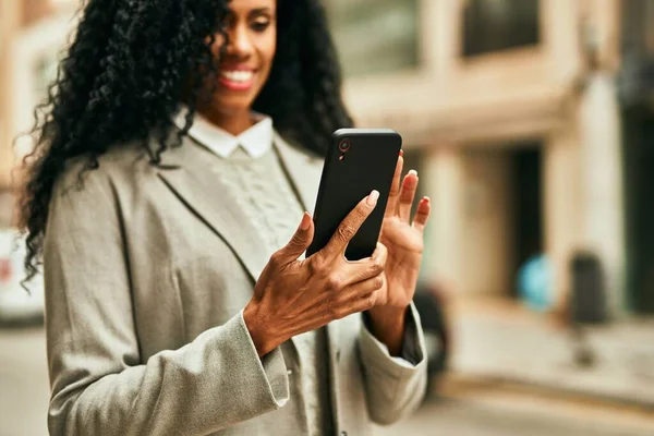 Mulher Negócios Afro Americana Meia Idade Usando Smartphone Cidade — Fotografia de Stock