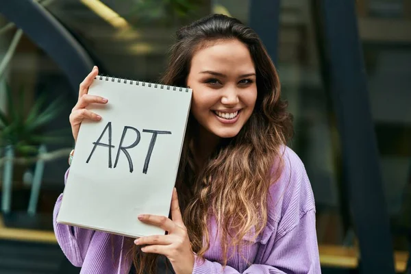 Jovem Estudante Arte Hispânica Mulher Sorrindo Feliz Segurando Notebook Cidade — Fotografia de Stock