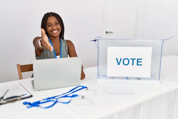 Молодая Африканская Американка Работающая Политических Выборах Сидя Избирательном Бюллетене Улыбаясь — стоковое фото