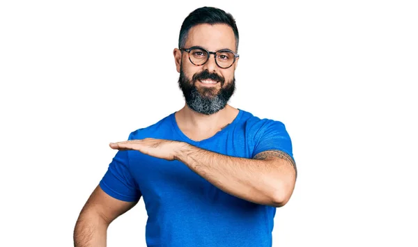 Hispanic Man Med Skägg Bär Casual Skjorta Och Glasögon Gester — Stockfoto