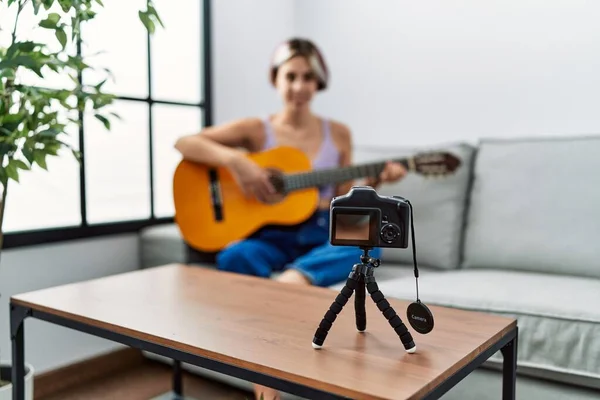 Menina Branca Jovem Gravando Concerto Guitarra Usando Câmera Sentada Sofá — Fotografia de Stock