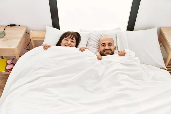 Unga Latinamerikanska Par Som Täcker Ansiktet Med Lakan Liggande Sängen — Stockfoto