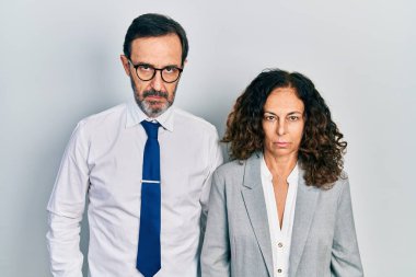 Orta yaşlı bir çift İspanyol kadın ve iş adamı üniforması giyen şüpheci ve gergin, sorun yüzünden suratları asık. negatif kişi. 