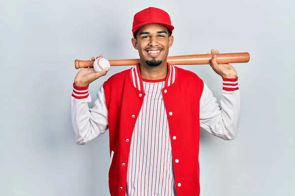 Genç Afrikalı Amerikalı Beysbol Oynayan Yüzünde Mutlu Havalı Bir Gülümsemeyle — Stok fotoğraf