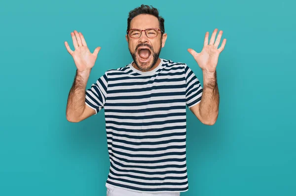 Homem Meia Idade Vestindo Roupas Casuais Óculos Celebrando Louco Louco — Fotografia de Stock