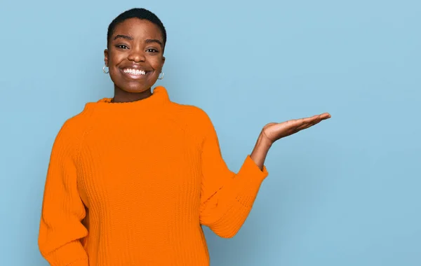 Jonge Afrikaanse Amerikaanse Vrouw Dragen Casual Kleding Lachende Vrolijke Presenteren — Stockfoto