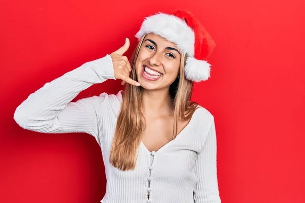 Mulher Hispânica Bonita Usando Chapéu Natal Sorrindo Fazendo Gesto Telefone — Fotografia de Stock