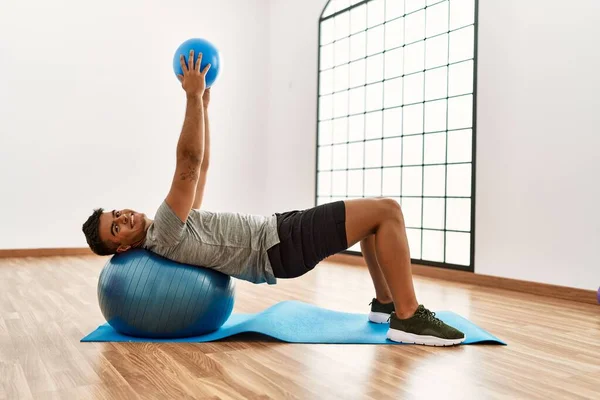 Joven Hispano Sonriendo Confiado Entrenamiento Abs Ejercicio Usando Pelota Centro —  Fotos de Stock