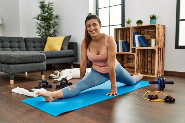 Jonge Vrouw Glimlachen Zelfverzekerd Stretching Thuis — Stockfoto