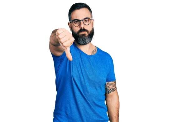 Een Spaanse Man Met Een Baard Met Een Casual Shirt — Stockfoto